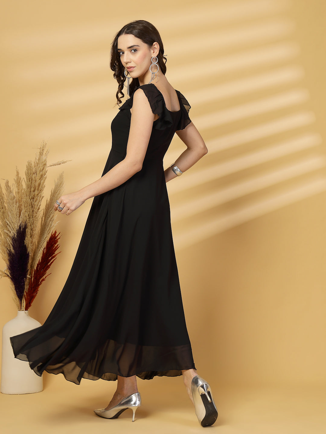 Solid Georgette Fit & Flare Dress Sleeveless, Sweetheart Neck Strape Frill Pattern
